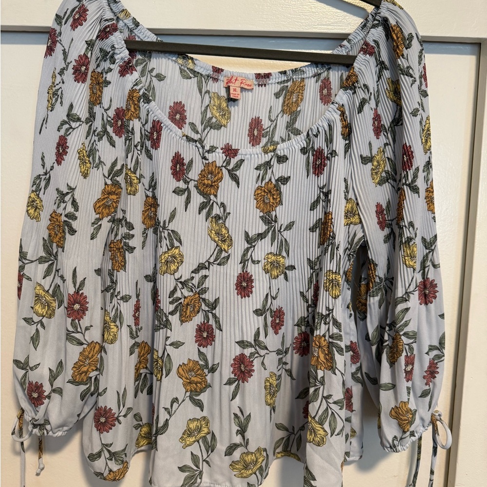 Elegant Floral Off-Shoulder Blouse - Picture 2 of 7